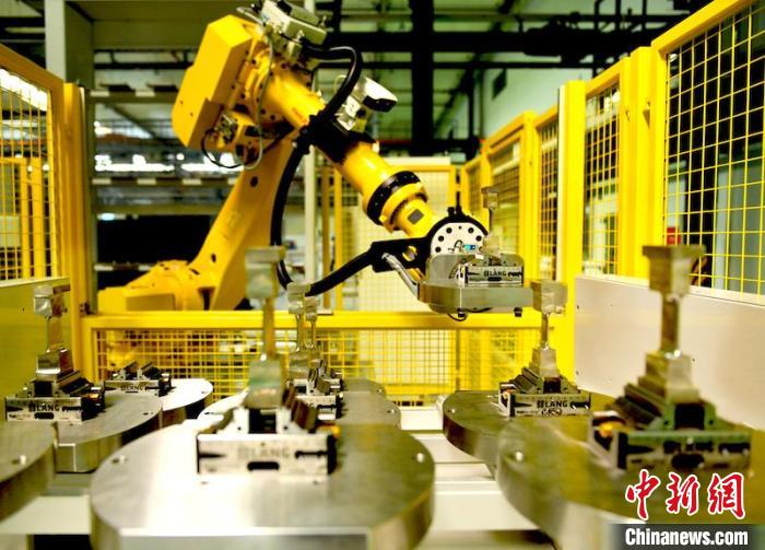 产线机器人放置完工叶片。　刘岗 摄