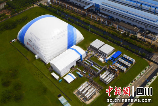项目像一座蓝白相间的“小山”。东方汽轮机 供图